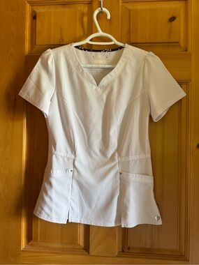 HeartSoul White V-Neck Medical Scrub Top with Front Pockets
